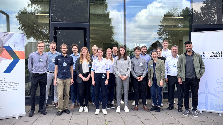 Gruppenbild vor der ETA-Fabrik