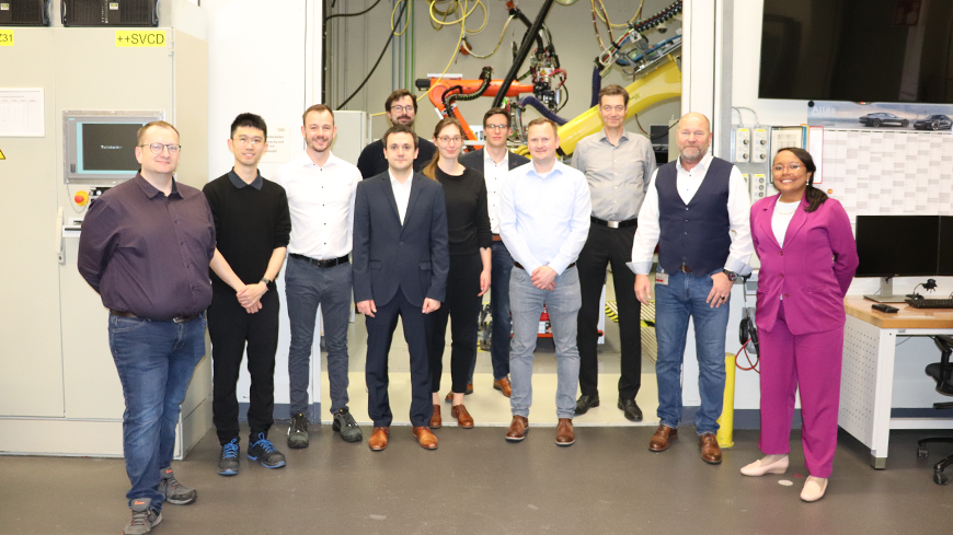 Projektpartner und Projektträger vor der Versuchszelle