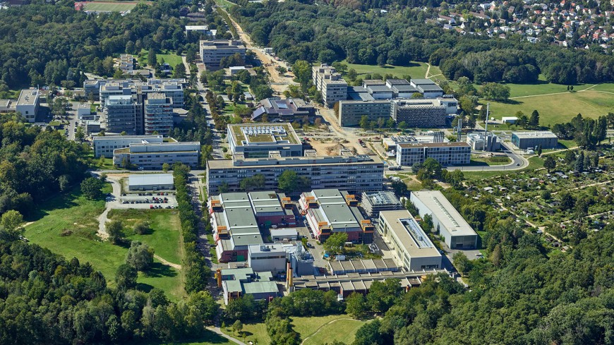 Luftaufnahme des Campus Lichtwiese der Technischen Universität Darmstadt. Blick von Osten nach Westen.